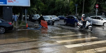 VIDEO Să mai zică cineva că străzile din Timișoara nu sunt spălate! Încă o stradă inundată și circulație dată peste cap din cauza unei conducte