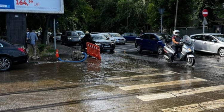 VIDEO Să mai zică cineva că străzile din Timișoara nu sunt spălate! Încă o stradă inundată și circulație dată peste cap din cauza unei conducte