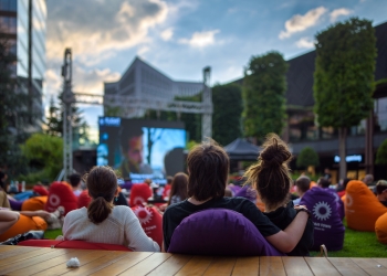 Promoţii, muzică live, filme în aer liber şi de activităţi creative pentru copii. Toate în același loc