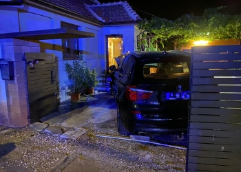 Băut bine, și-a parcat mașina în gardul soacrei. Clipe de groază pentru o femeie din Remetea Mare