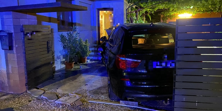 Băut bine, și-a parcat mașina în gardul soacrei. Clipe de groază pentru o femeie din Remetea Mare