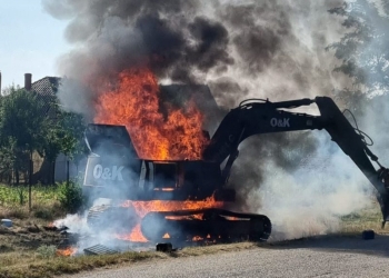 Un utilaj agricol a luat foc chiar pe marginea drumului