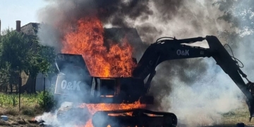 Un utilaj agricol a luat foc chiar pe marginea drumului