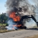 Un utilaj agricol a luat foc chiar pe marginea drumului