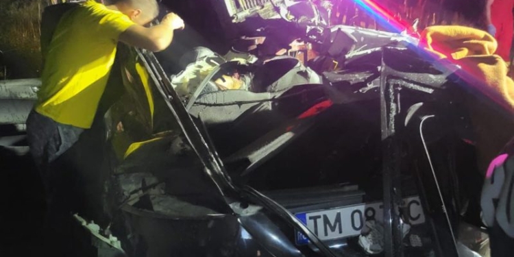 Un tânăr de 25 de ani a murit după ce un alt tânăr de 16 ani, fără permis, a intrat cu tractorul pe contrasens