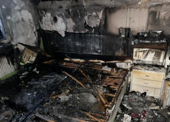 O casă din Arad a luat foc