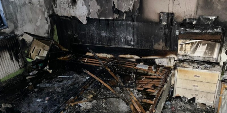 O casă din Arad a luat foc