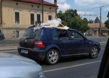 Imaginea zilei vine de la Timișoara! Un bărbat s-a plimbat prin oraș cu „mortu’” pe plafonul mașinii