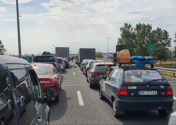 VIDEO Aviz amatorilor de ieșiri din țară pe la Nădlac II! Coada de mașini se întinde pe km întregi