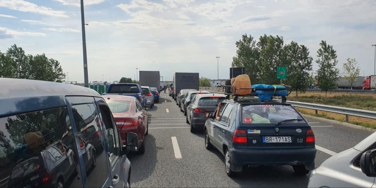 VIDEO Aviz amatorilor de ieșiri din țară pe la Nădlac II! Coada de mașini se întinde pe km întregi