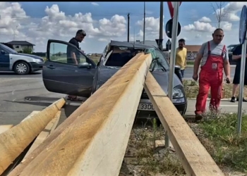 Un copil de 3 ani a ajuns la spital după ce niște grinzi desprinse dintr-o camionetă au zburat în parbrizul mașinii în care se afla