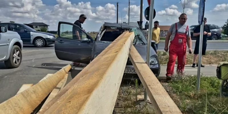 Un copil de 3 ani a ajuns la spital după ce niște grinzi desprinse dintr-o camionetă au zburat în parbrizul mașinii în care se afla