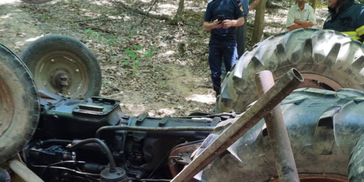 FOTO Strivit sub un tractor! Așa a murit un bărbat din vestul țării