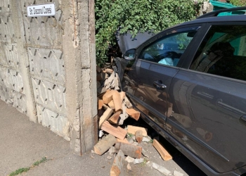 Accident violent într-o intersecție din Timișoara. O mașină a fost proiectată într-un zid