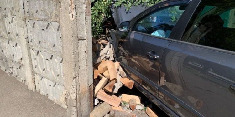 Accident violent într-o intersecție din Timișoara. O mașină a fost proiectată într-un zid