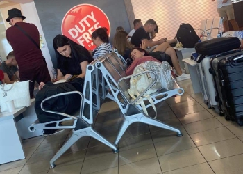 Zeci de pasageri au așteptat o zi întreagă pe aeroportul din Timișoara un avion charter spre Antalya