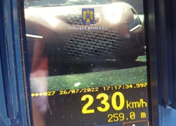 Un șofer a fost prins în timp ce conducea cu 230 km/oră