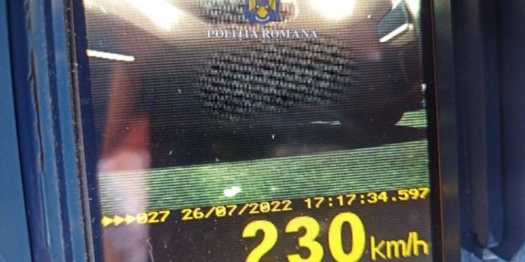 Un șofer a fost prins în timp ce conducea cu 230 km/oră