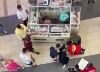 Un copil de 1 an și 4 luni ani a căzut de la etaj, dintr-un mall din Arad