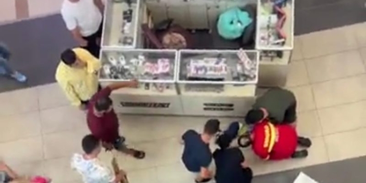 Un copil de 1 an și 4 luni ani a căzut de la etaj, dintr-un mall din Arad