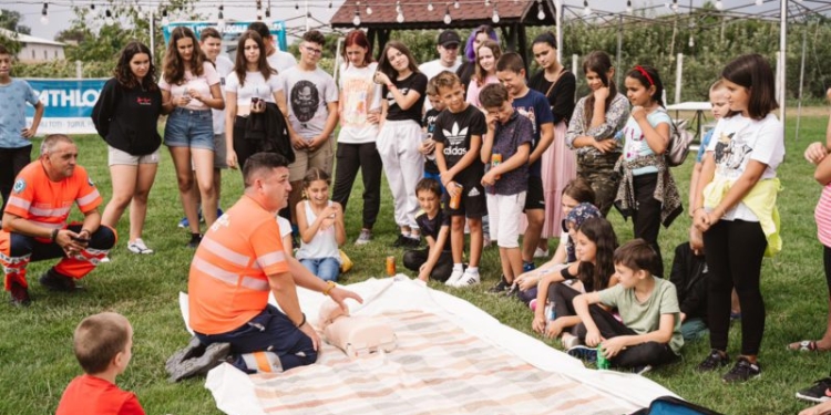 Copiii au fost instruiți de polițiștii din Timiș și medicii de pe Ambulanță despre efectele drogurilor