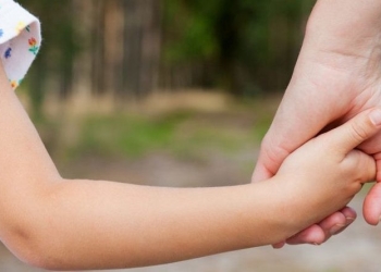 Se caută asistenți maternali pentru copiii abandonați