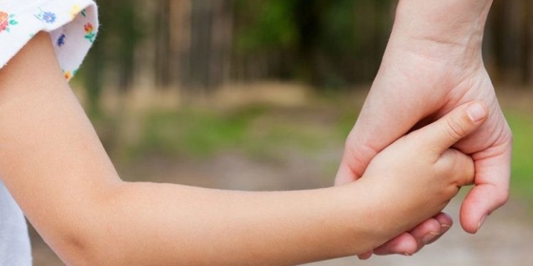 Se caută asistenți maternali pentru copiii abandonați