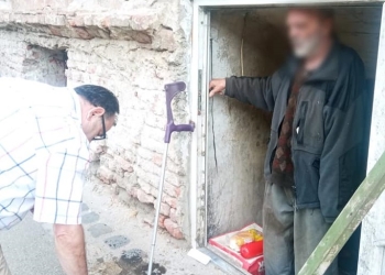 Un bătrân de 74 ani, salvat de asistenții sociali ai Primăriei Timișoara. Trăia în condiții inumane