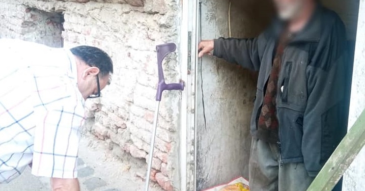 Un bătrân de 74 ani, salvat de asistenții sociali ai Primăriei Timișoara. Trăia în condiții inumane