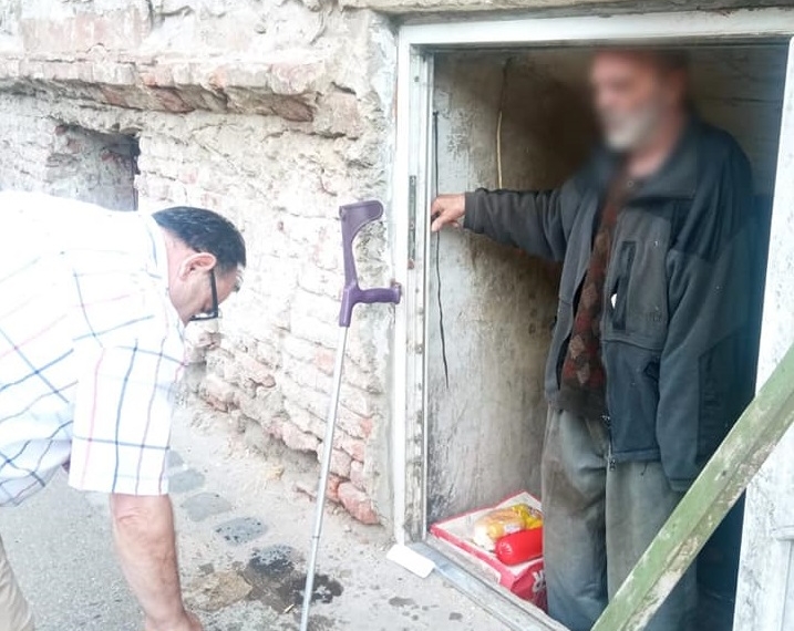 Un bătrân de 74 ani, salvat de asistenții sociali ai Primăriei Timișoara. Trăia în condiții inumane