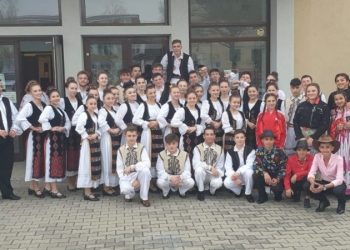 Copiii din Comloșu Mare duc mai departe tradițiile strămoșești