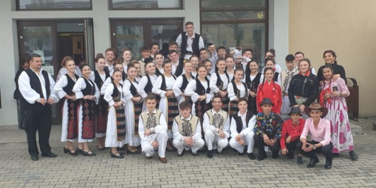 Copiii din Comloșu Mare duc mai departe tradițiile strămoșești