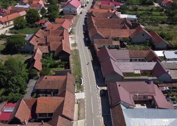 Localitatea executată silit de o firmă care i-a vândut lămpi la prețuri uriașe. Oamenii, lăsați și fără dispensar și farmacie