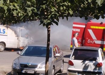 O mașină a luat foc într-un cartier din Timișoara