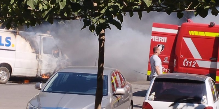 O mașină a luat foc într-un cartier din Timișoara