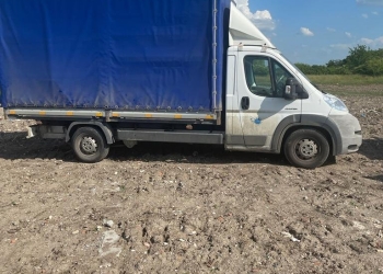 A venit la sat să aruce gunoaiele de la oraș! La Nițchidorf, un timișorean golea camionul de resturi, dar a fost prins și amendat drastic