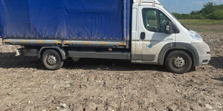A venit la sat să aruce gunoaiele de la oraș! La Nițchidorf, un timișorean golea camionul de resturi, dar a fost prins și amendat drastic
