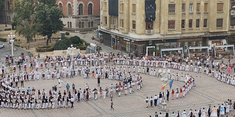 Horă bănățeană în centrul Timișoarei! Sute de persoane au intrat în joc, de Ziua Județului Timiș