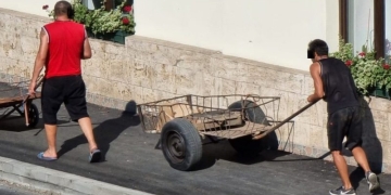 Prinși la furat de capace de canalizare