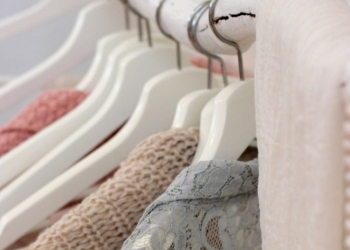 VIDEO Dosare penale pentru că vindeau haine contrafăcute