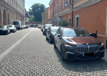 Zece amenzi pe zi, în zonele pietonale din Timișoara! Din august, se ridică mașini de pe străzile pietonale!
