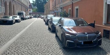 Zece amenzi pe zi, în zonele pietonale din Timișoara! Din august, se ridică mașini de pe străzile pietonale!