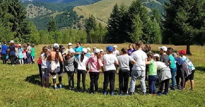 Zeci de elevi din Timișoara s-au intoxicat cu mâncarea din tabăra la care participau