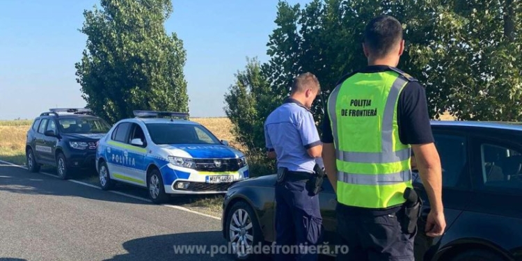 Zeci de migranți descoperiți de polițiști în județul Timiș