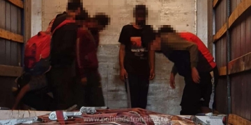 VIDEO Migranți cu zecile au încercat să fugă din România, ascunși în TIR-uri