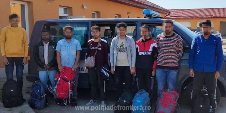 Români arestați preventiv pentru trafic de migranți