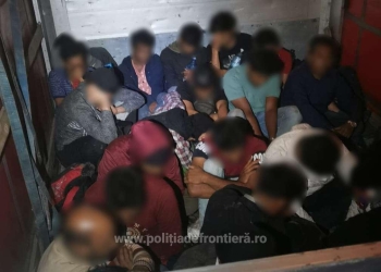 FOTO & VIDEO. Nădlac: 100 de migranți găsiți ascunși în două TIR-uri