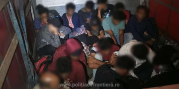 FOTO & VIDEO. Nădlac: 100 de migranți găsiți ascunși în două TIR-uri