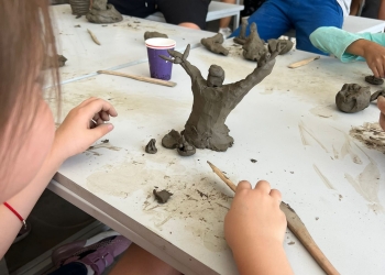 „Ș(o)apte de poveste ” – școala de vară care a creat amintiri de neuitat copiilor din Comloșu Mare