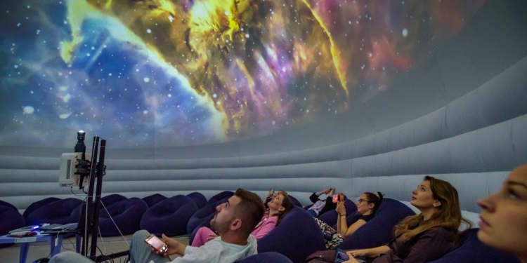 Ce faci în weekend? Expoziție de tablouri 3D, activități pentru cei mici și momente de răsfăț în aer liber